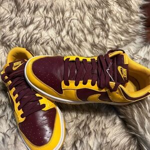 Nike Men’s Low-Top Sneakers in Maroon and Yellow Sz 8